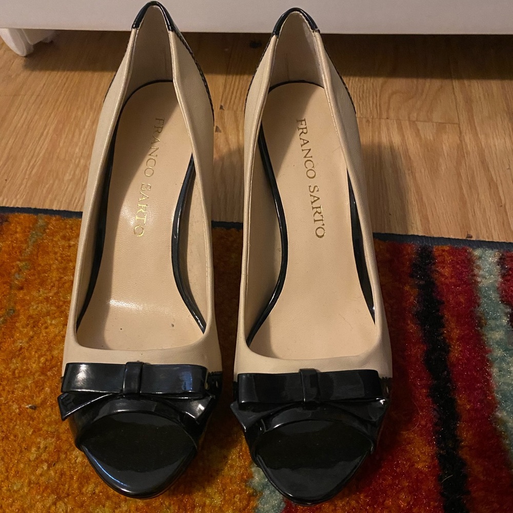 Franco Sarto 6.5 nude and black heels with bows